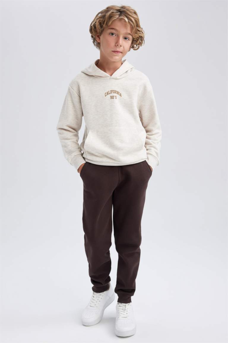 سويت شيرت ولادي قصة عادية بكابيشون بجيب