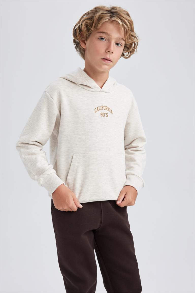 سويت شيرت ولادي قصة عادية بكابيشون بجيب