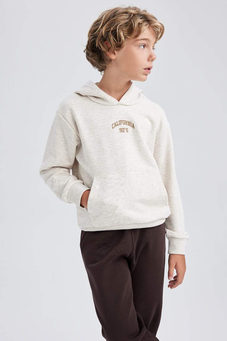 سويت شيرت ولادي قصة عادية بكابيشون بجيب