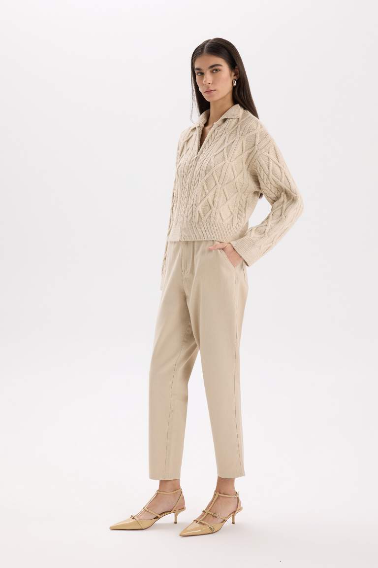 Pantalon en gabardine à taille haute avec poches et jambes droites