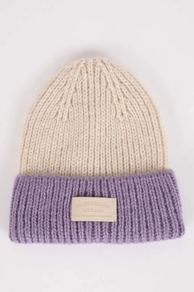 Woman Woven Labeled Knitwear Beanie