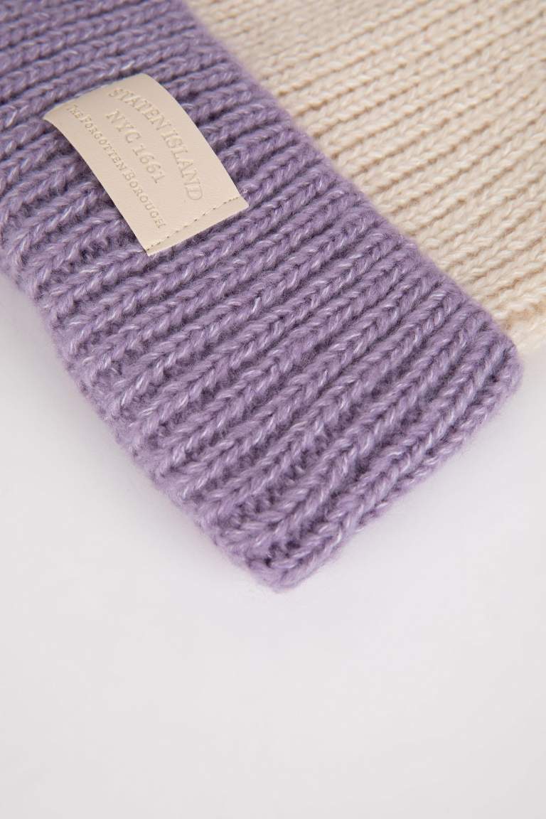 Woman Woven Labeled Knitwear Beanie