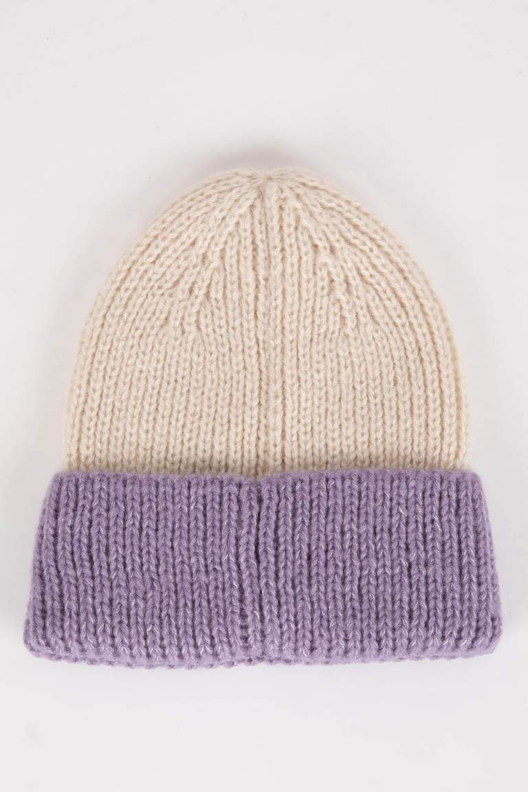 Woman Woven Labeled Knitwear Beanie