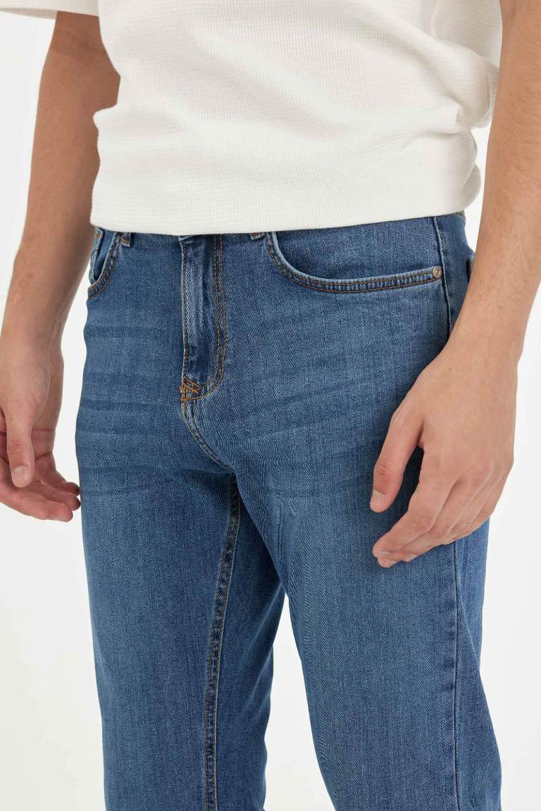 Pantalon Jean droit taille normale à coupe régulière