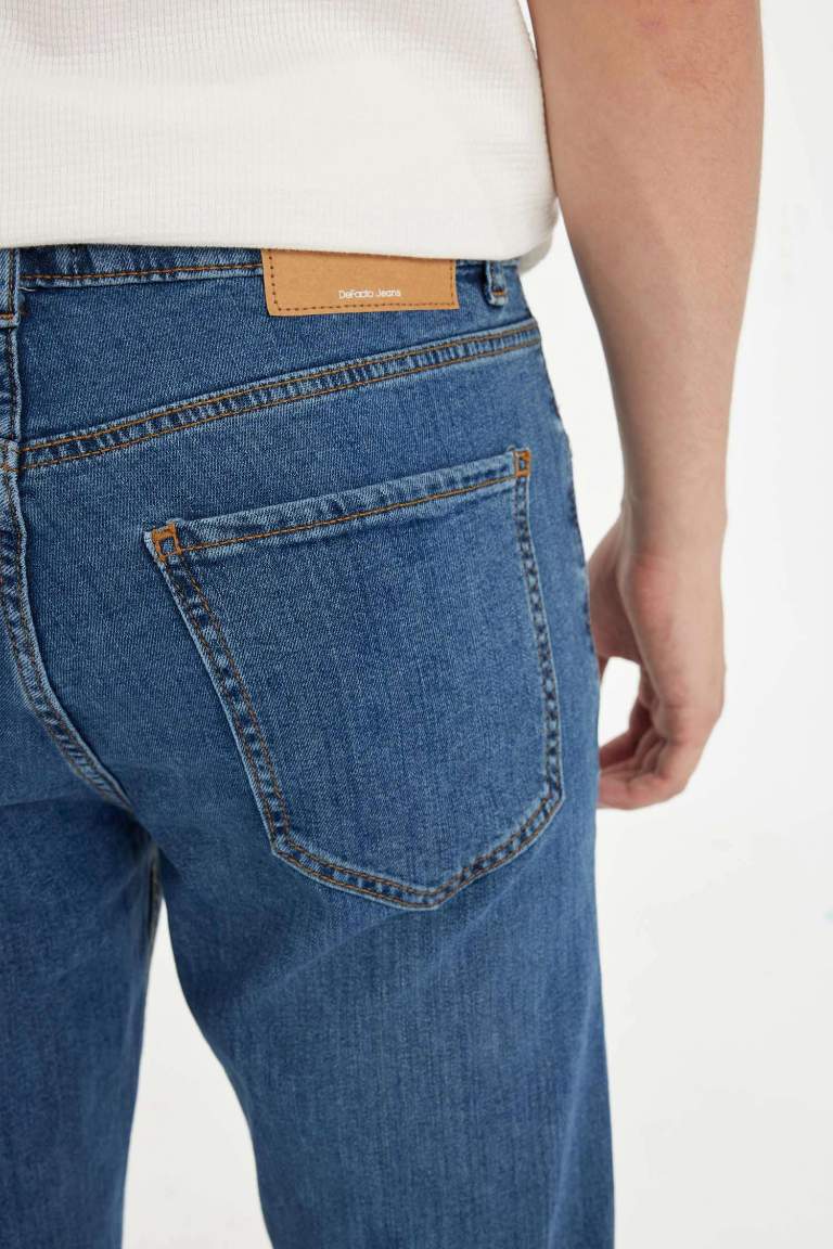 Pantalon Jean droit taille normale à coupe régulière