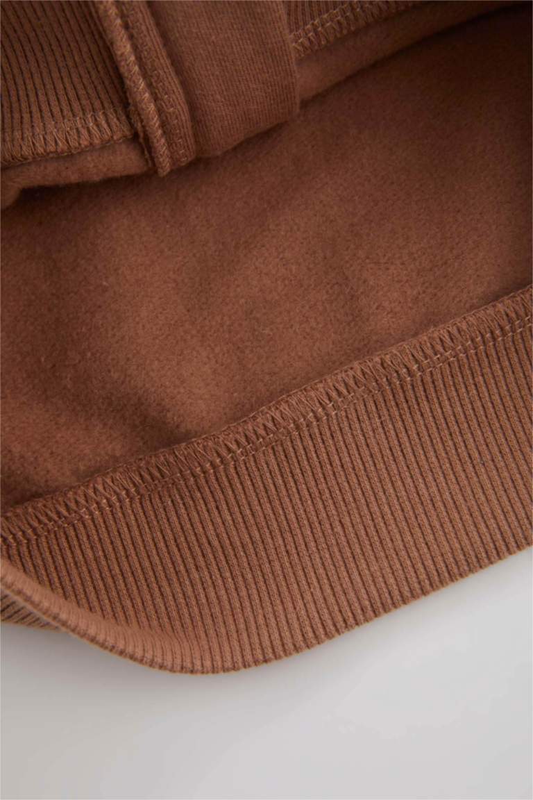 سويتر ولادي قماش رقيق بقصة عادية