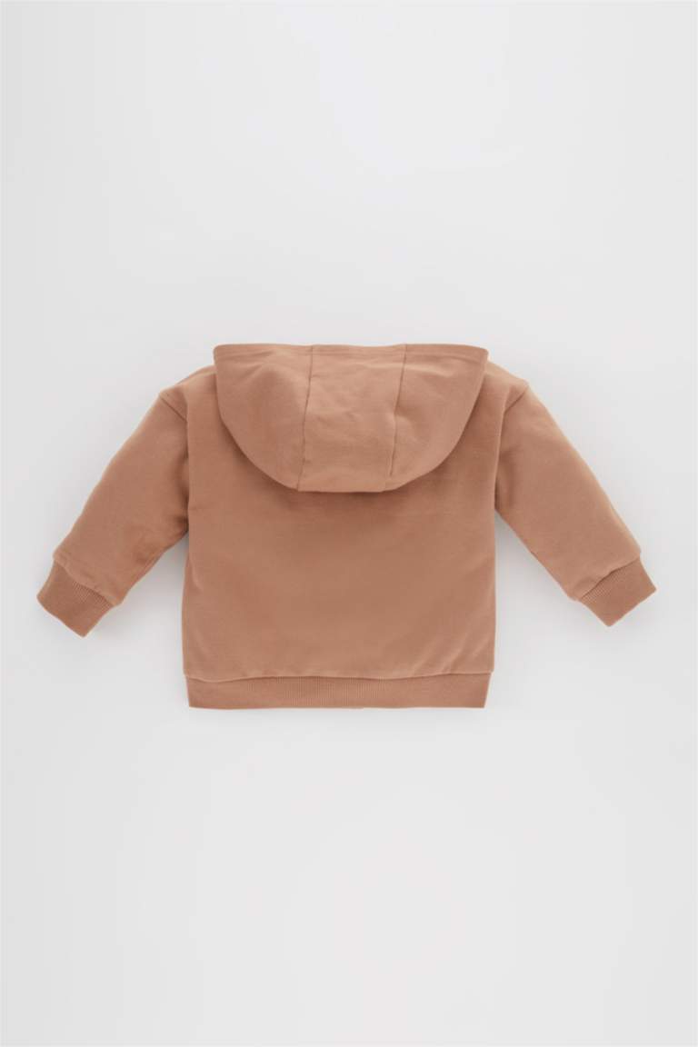 سويتر ولادي قماش رقيق بقصة عادية