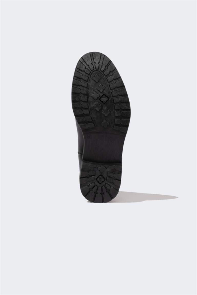 بوت رجالي جلد صناعي بكعب مسطح بدون رباط