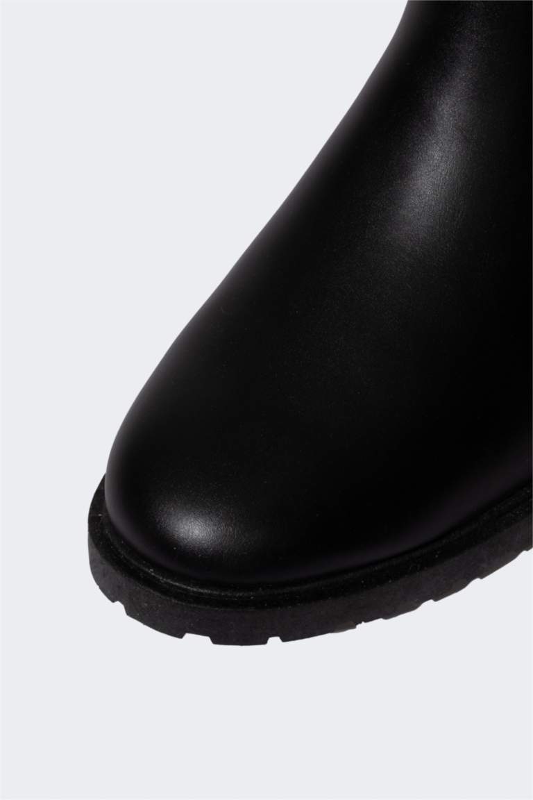 بوت رجالي جلد صناعي بكعب مسطح بدون رباط