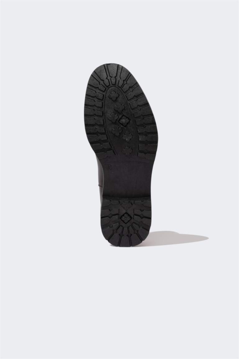 بوت رجالي جلد صناعي بكعب مسطح بدون رباط