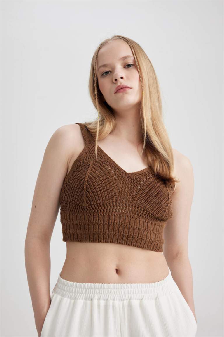 Slim Fit Dar Kesim V Yaka Askılı Örgü Kroşe Atlet