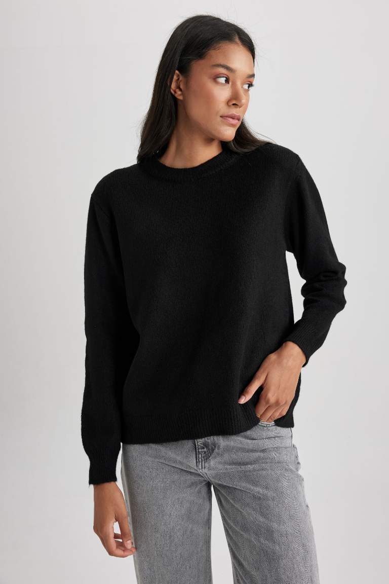 Black WOMAN Regular Fit Crew Neck Pullover 2928689 | DeFacto