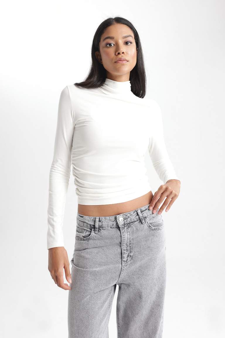 Slim Fit Dar Kesim Yarım Balıkçı Yaka Uzun Kollu Tişört