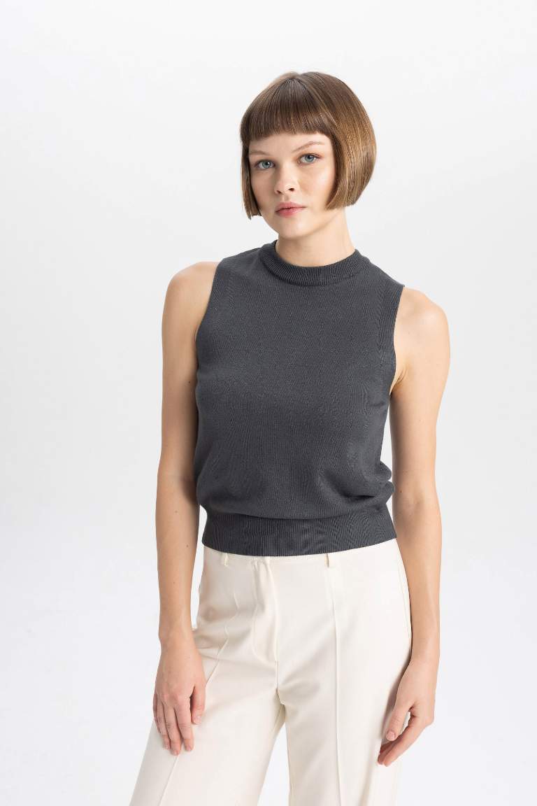 Regular Fit Crew Neck Sleeveless Tank Top