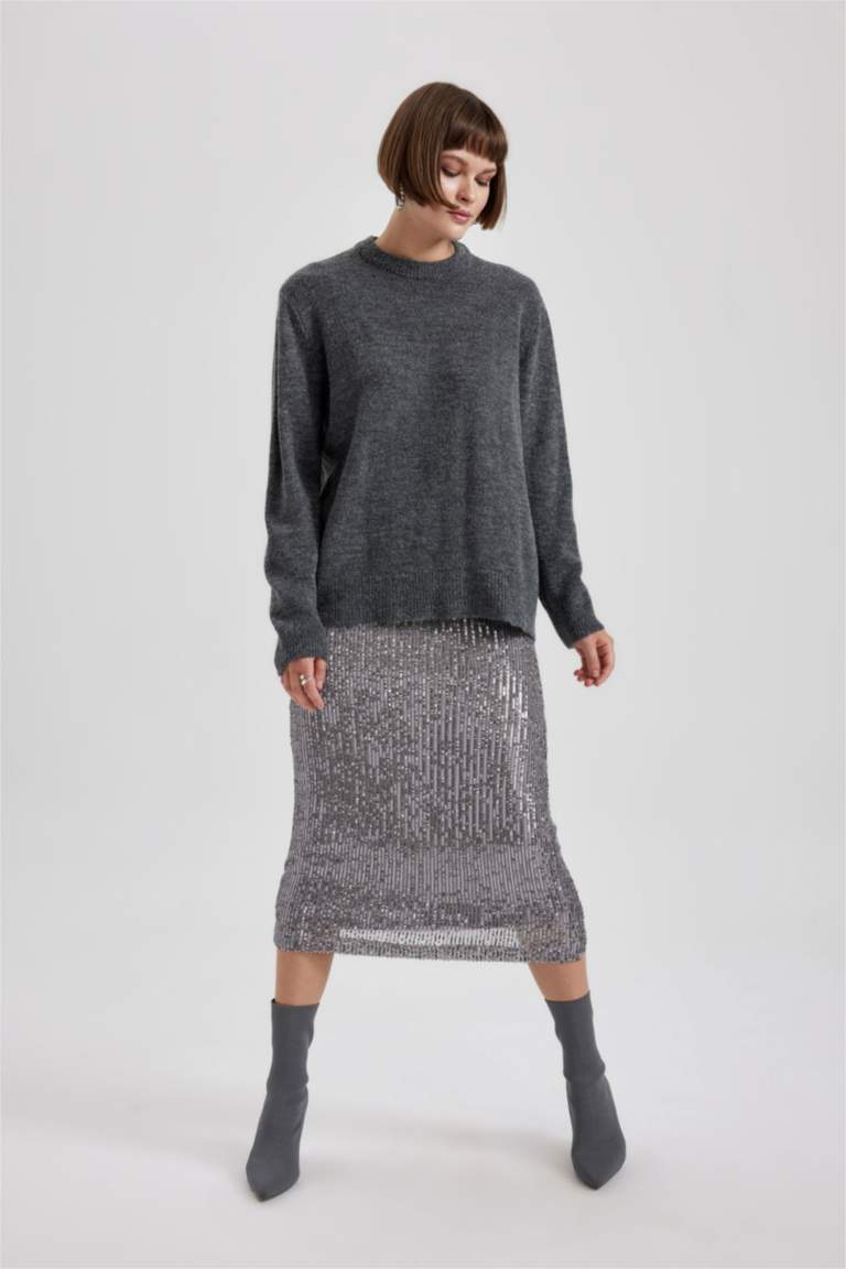 Свитер стандартного кроя с V-образным вырезом