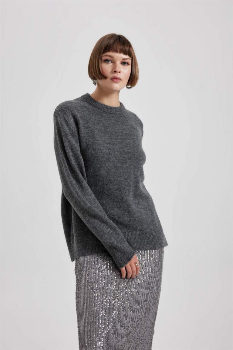 Свитер стандартного кроя с V-образным вырезом