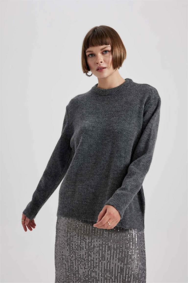 Свитер стандартного кроя с V-образным вырезом