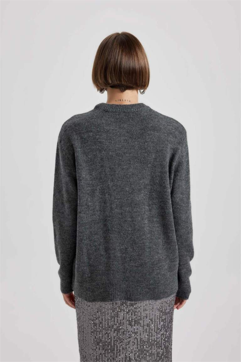 Свитер стандартного кроя с V-образным вырезом