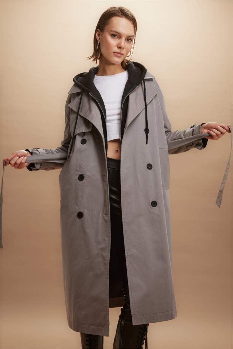 ترانش كوت قصة عادية