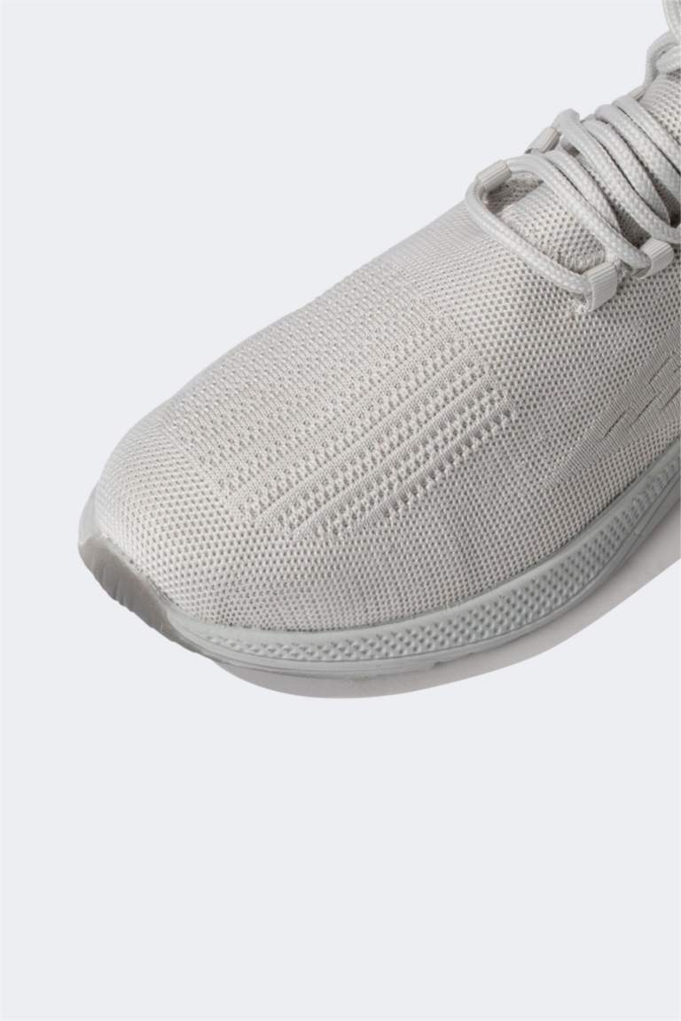 حذاء رياضي حريمي برباط