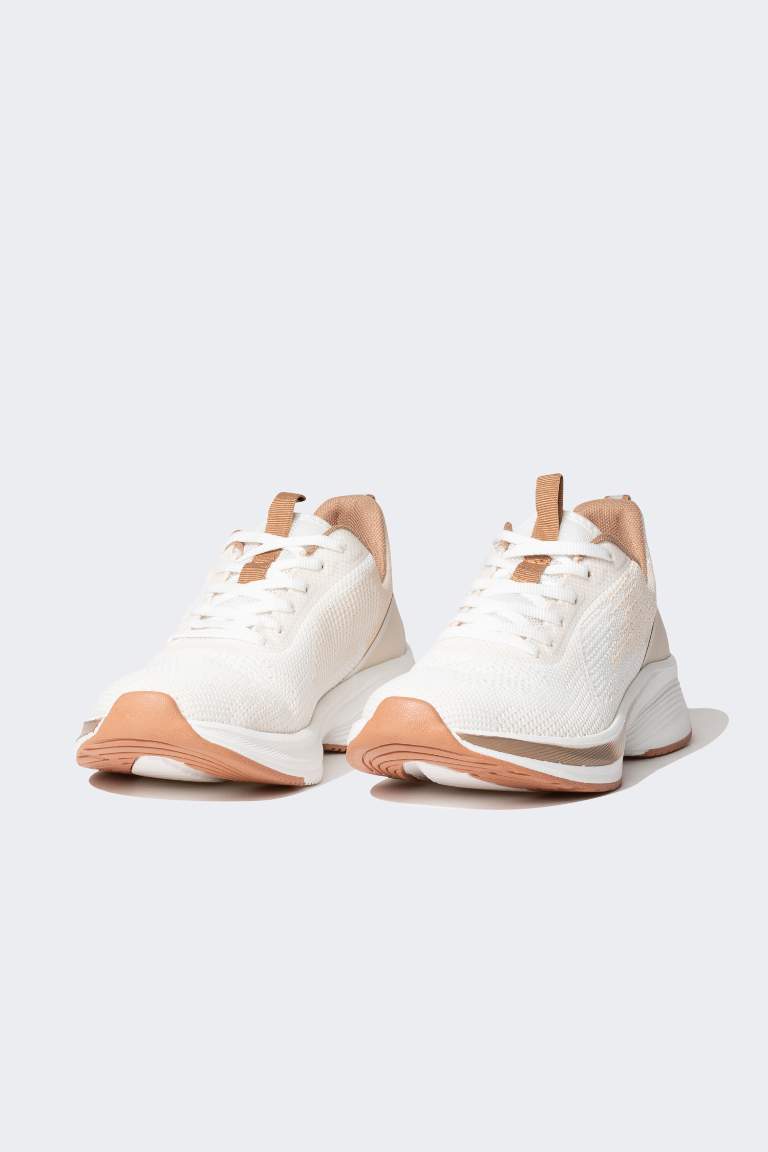 حذاء رياضي حريمي برباط بكعب مسنن