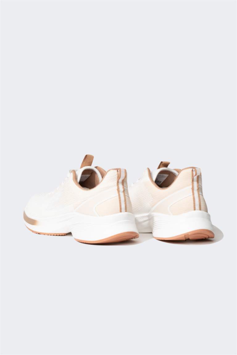 حذاء رياضي حريمي برباط بكعب مسنن