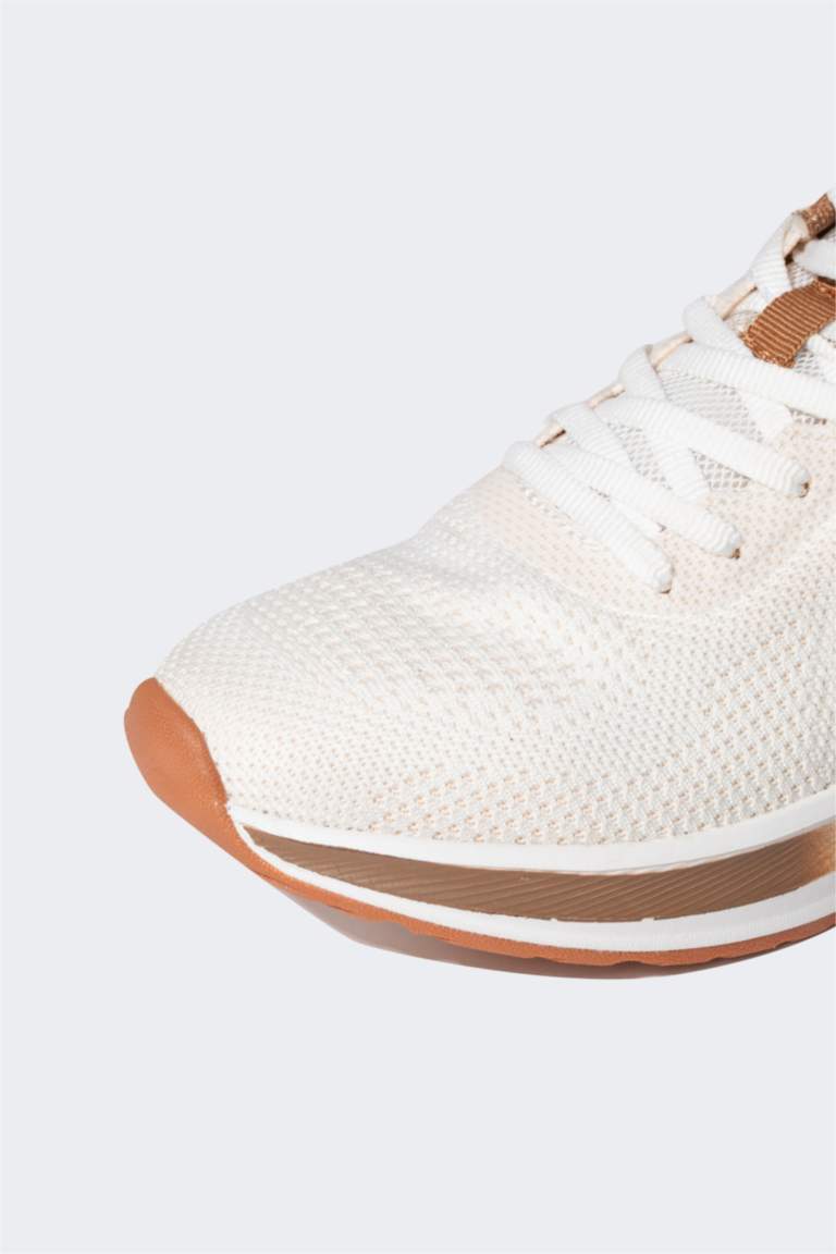 حذاء رياضي حريمي برباط بكعب مسنن