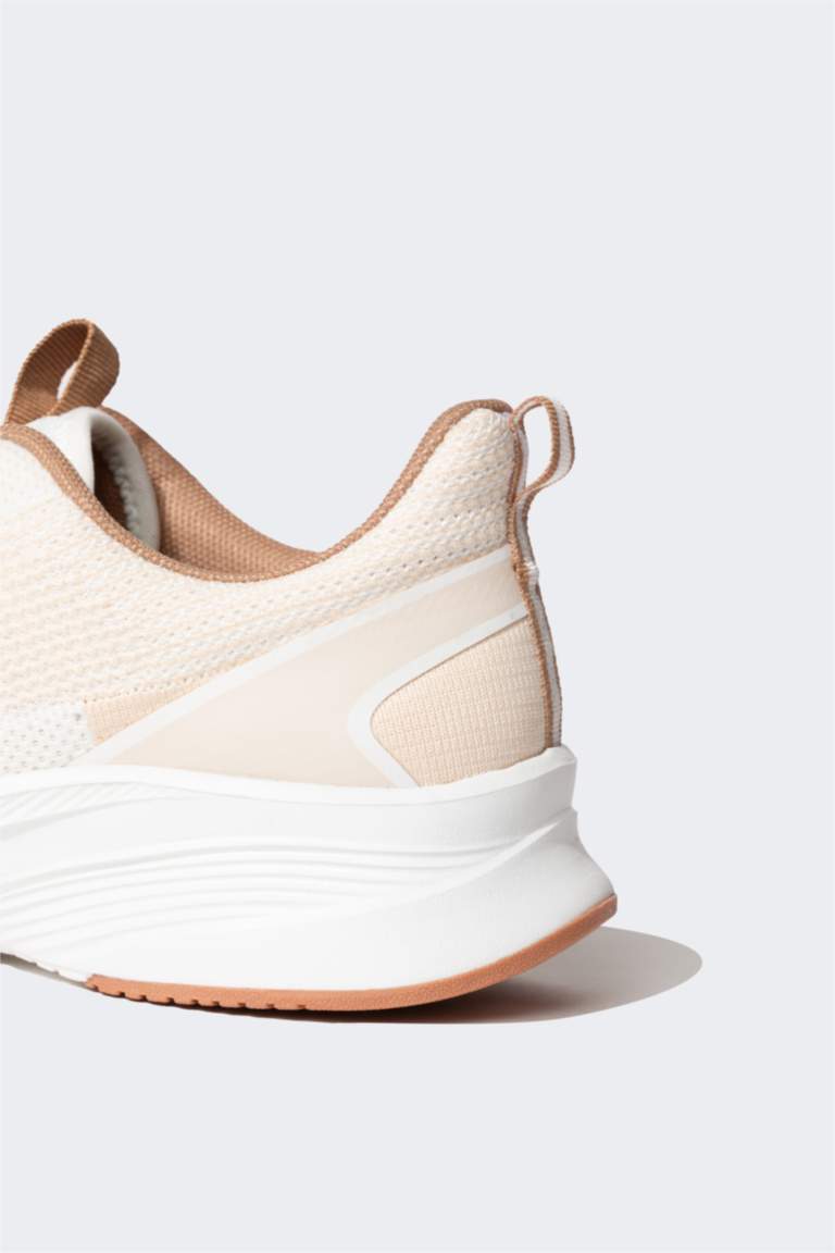 حذاء رياضي حريمي برباط بكعب مسنن