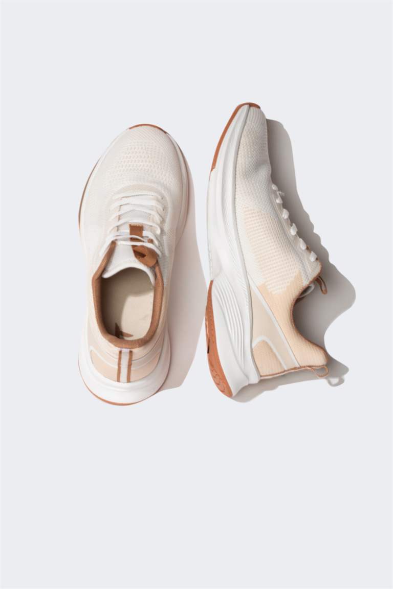 حذاء رياضي حريمي برباط بكعب مسنن