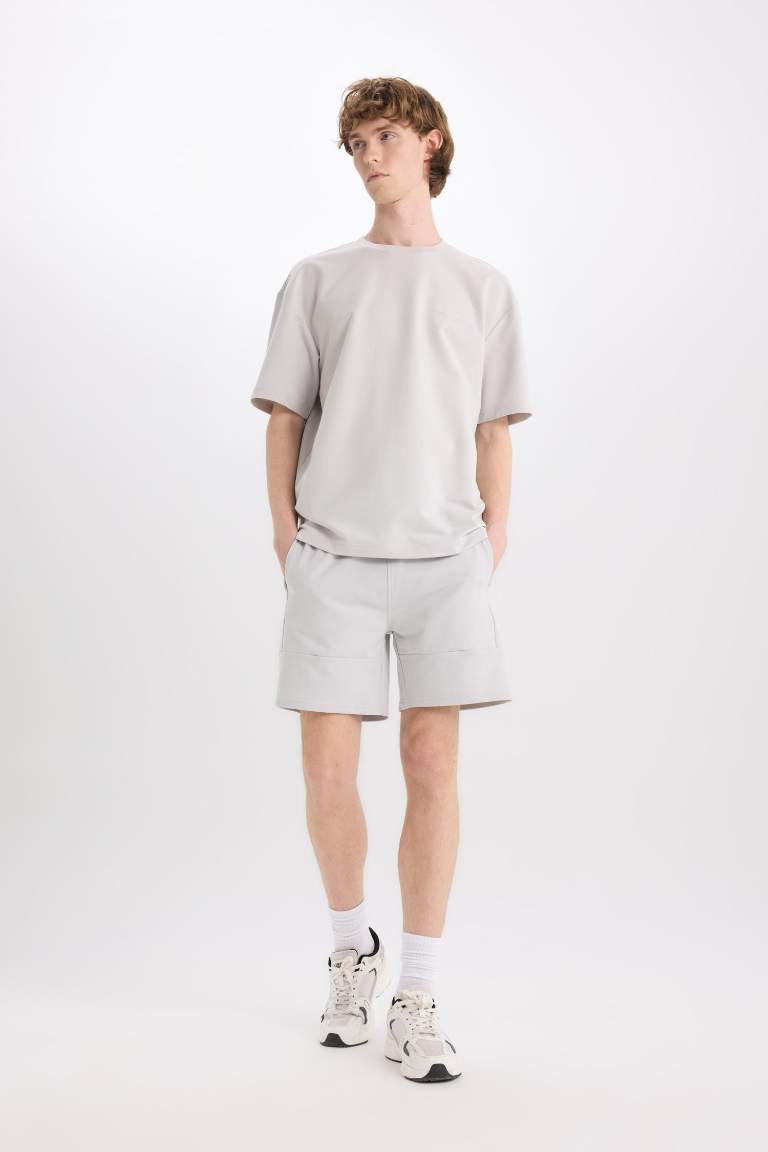 Шорты slim fit с прямыми штанинами и базовым дизайном