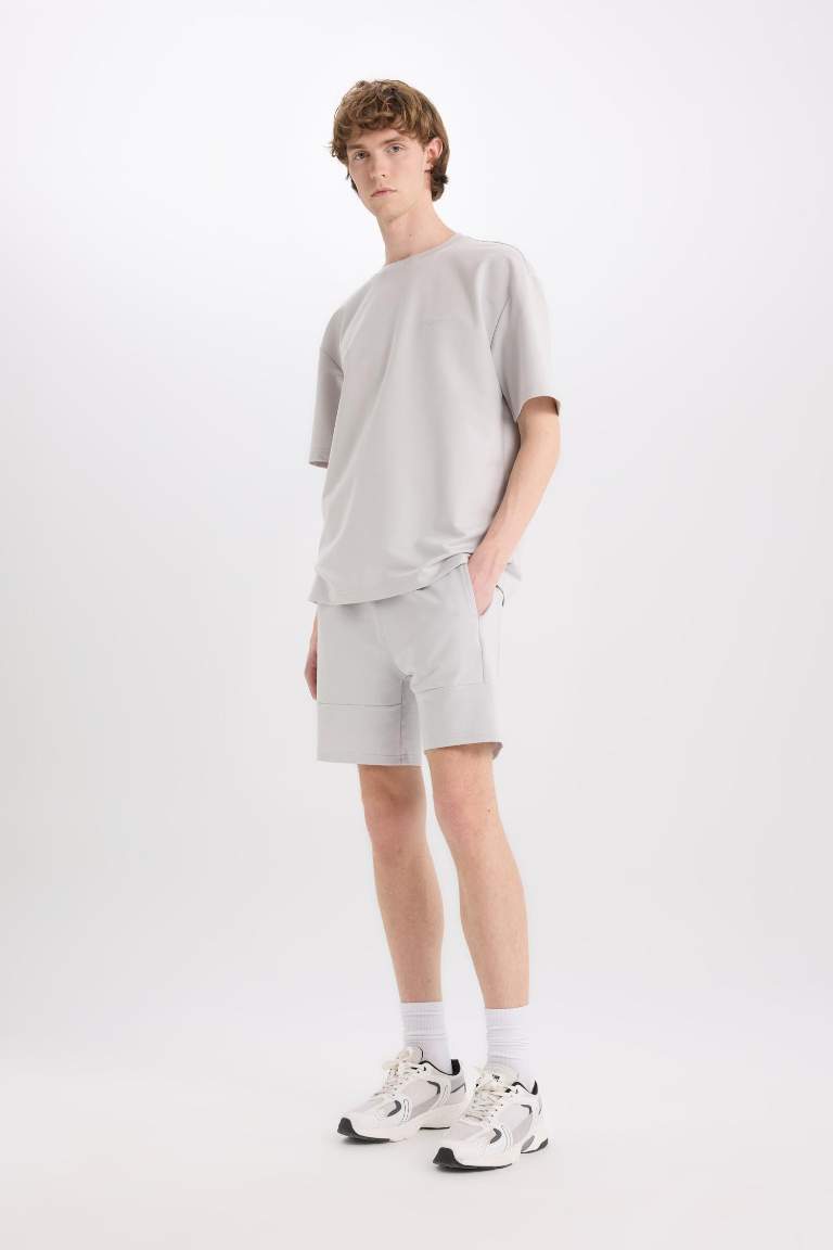 Шорты slim fit с прямыми штанинами и базовым дизайном