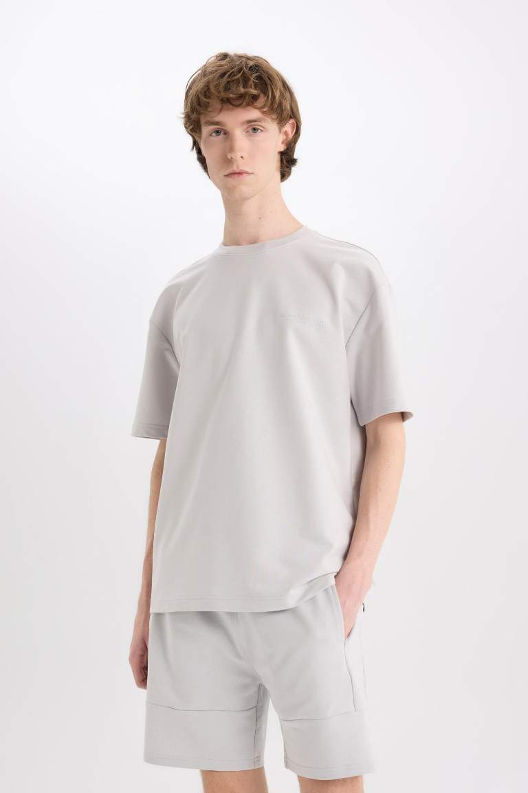 Шорты slim fit с прямыми штанинами и базовым дизайном