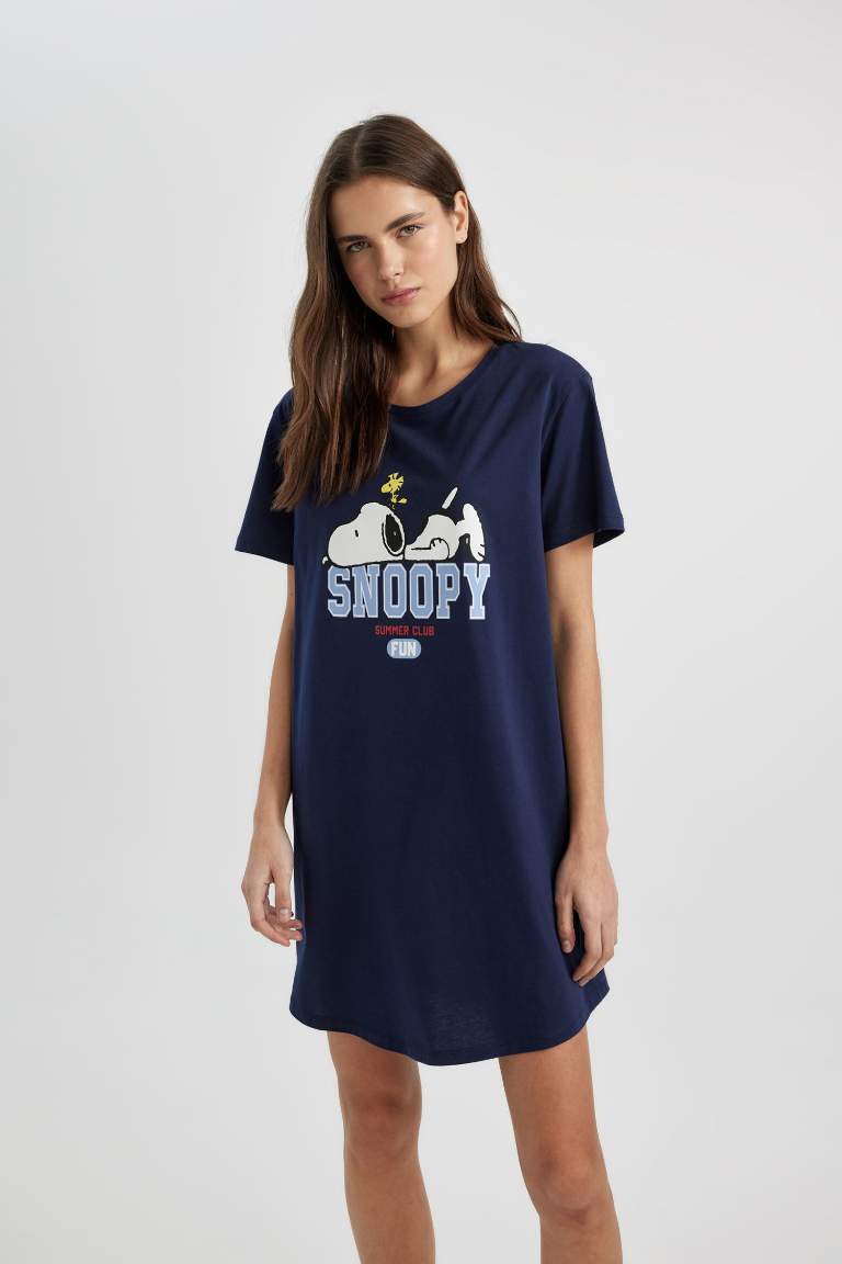 Fall in Love Snoopy Crew Neck Nightgown