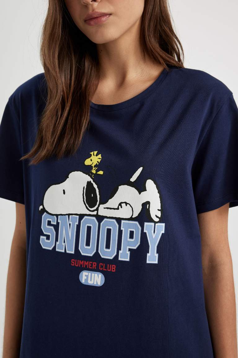 Fall in Love Snoopy Crew Neck Nightgown