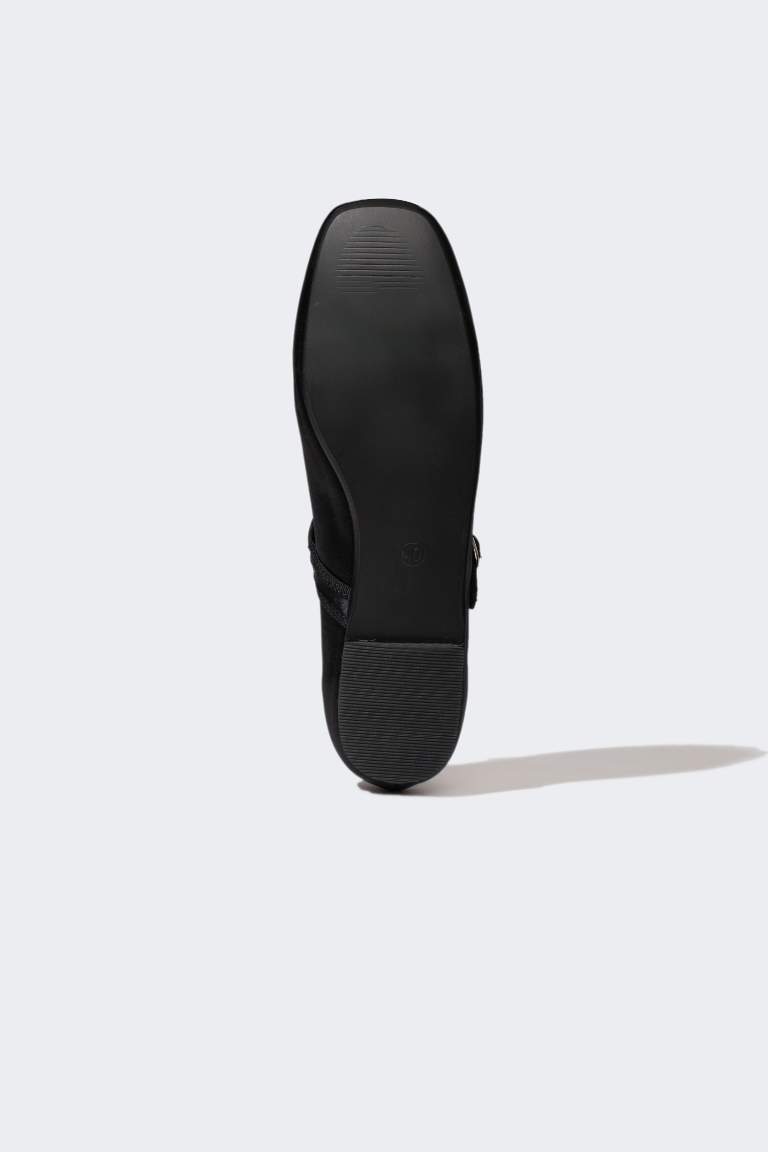 Woman Flat Sole Shoes