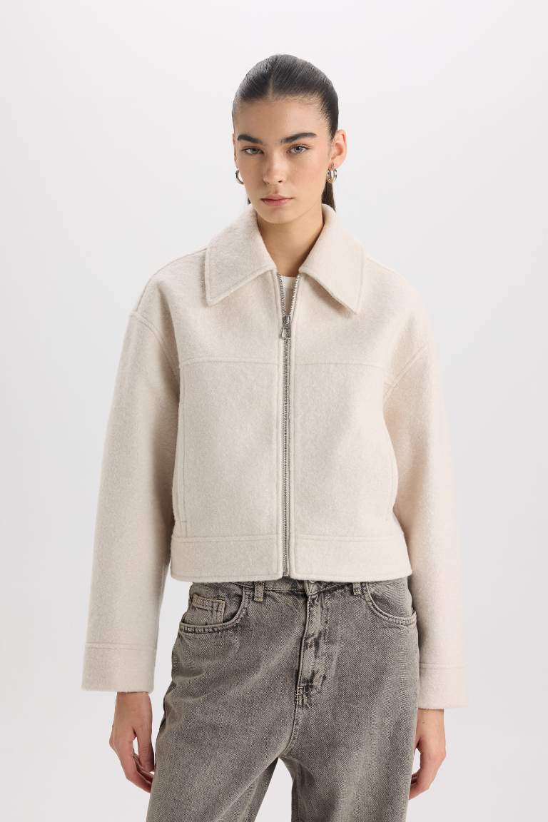 Veste courte en laine à col polo et fermeture zip avec poches