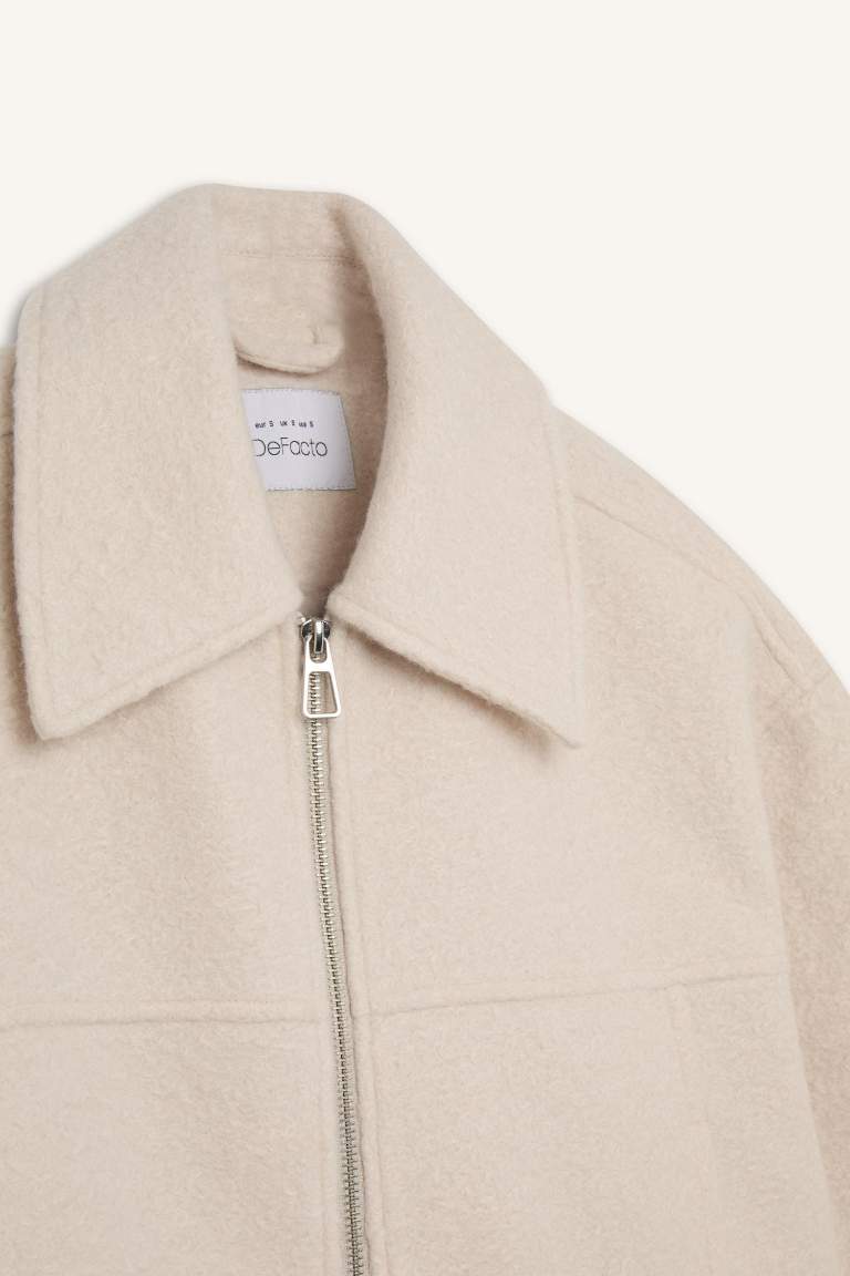 Veste courte en laine à col polo et fermeture zip avec poches