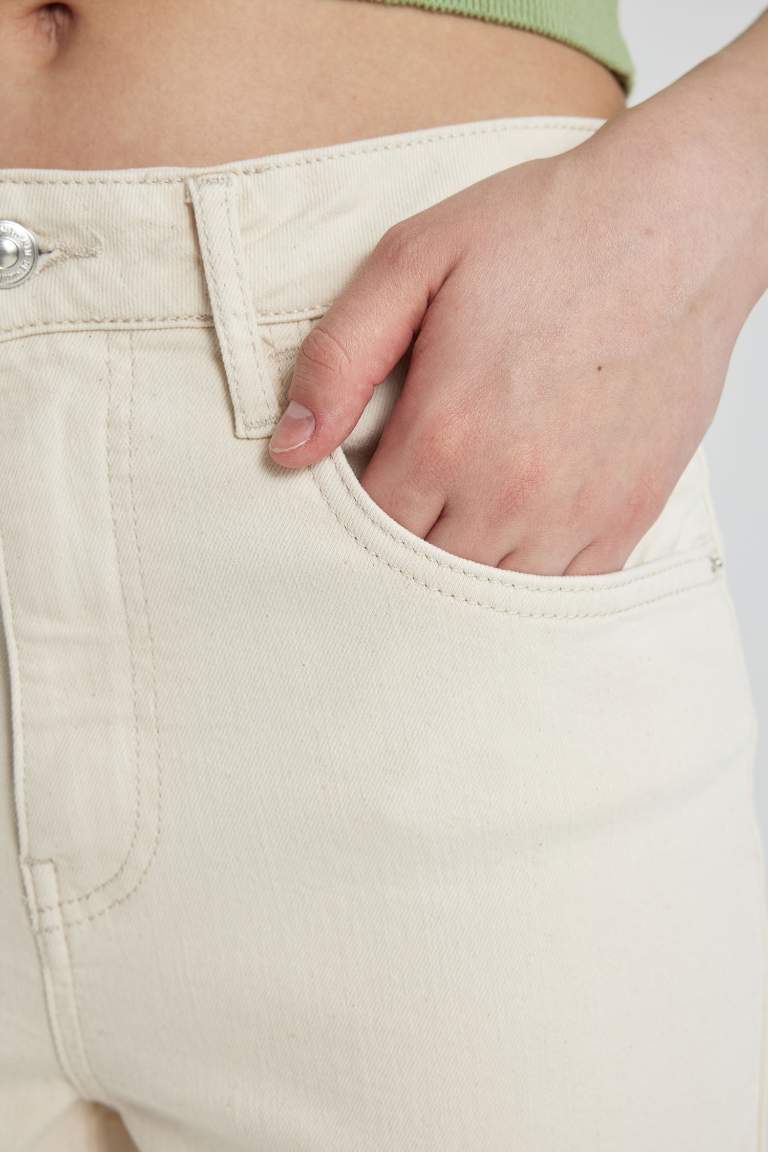 Pantalon Jean Blanc Coupe Mom Taille Haute à jambes Légèrement Étroites