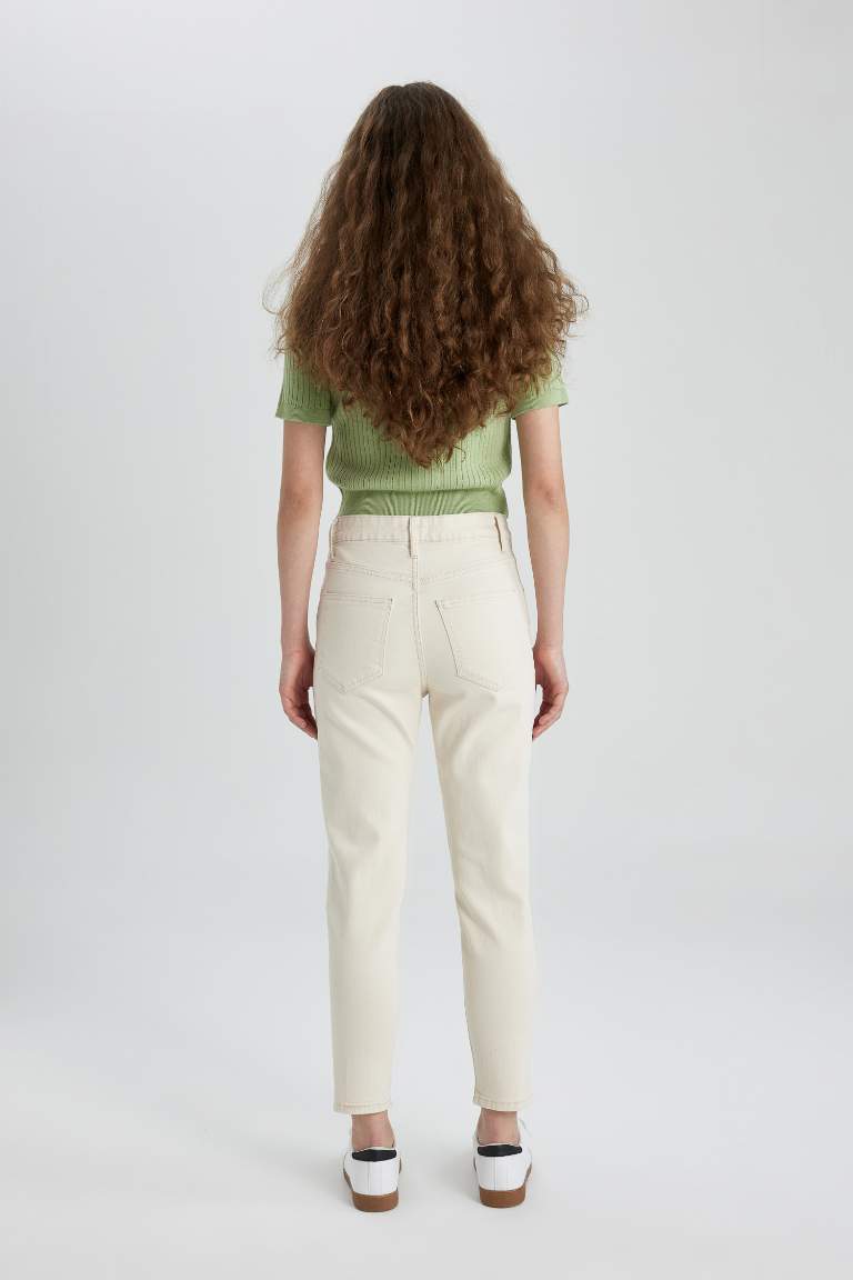 Pantalon Jean Blanc Coupe Mom Taille Haute à jambes Légèrement Étroites