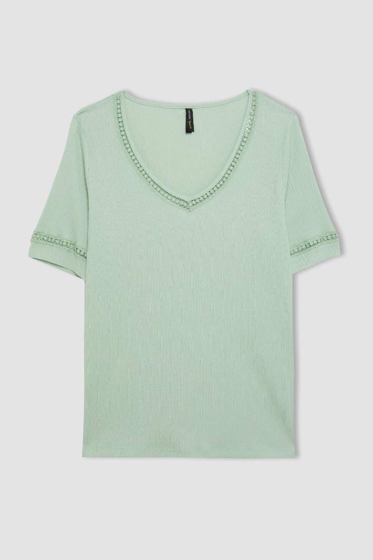 Green WOMAN V Neck Short Sleeve T-Shirt 3082590 | DeFacto