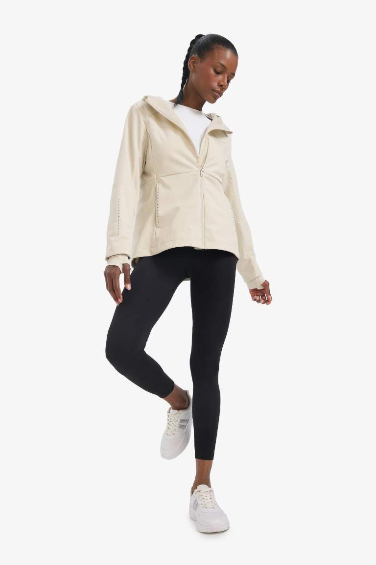 Водоотталкивающая куртка DeFactoFit Slim Fit с узкими штанинами, капюшоном, молнией и из материала софтшелл