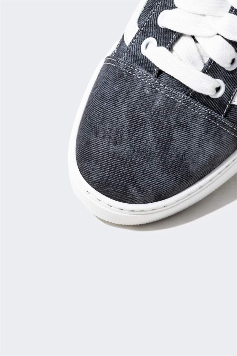 Woman Faux Leather Flat Sole Sneakers