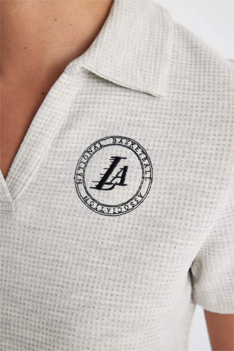 تيشيرت نص كم وافل بياقة بولو من لوس أنجلوس ليكرز