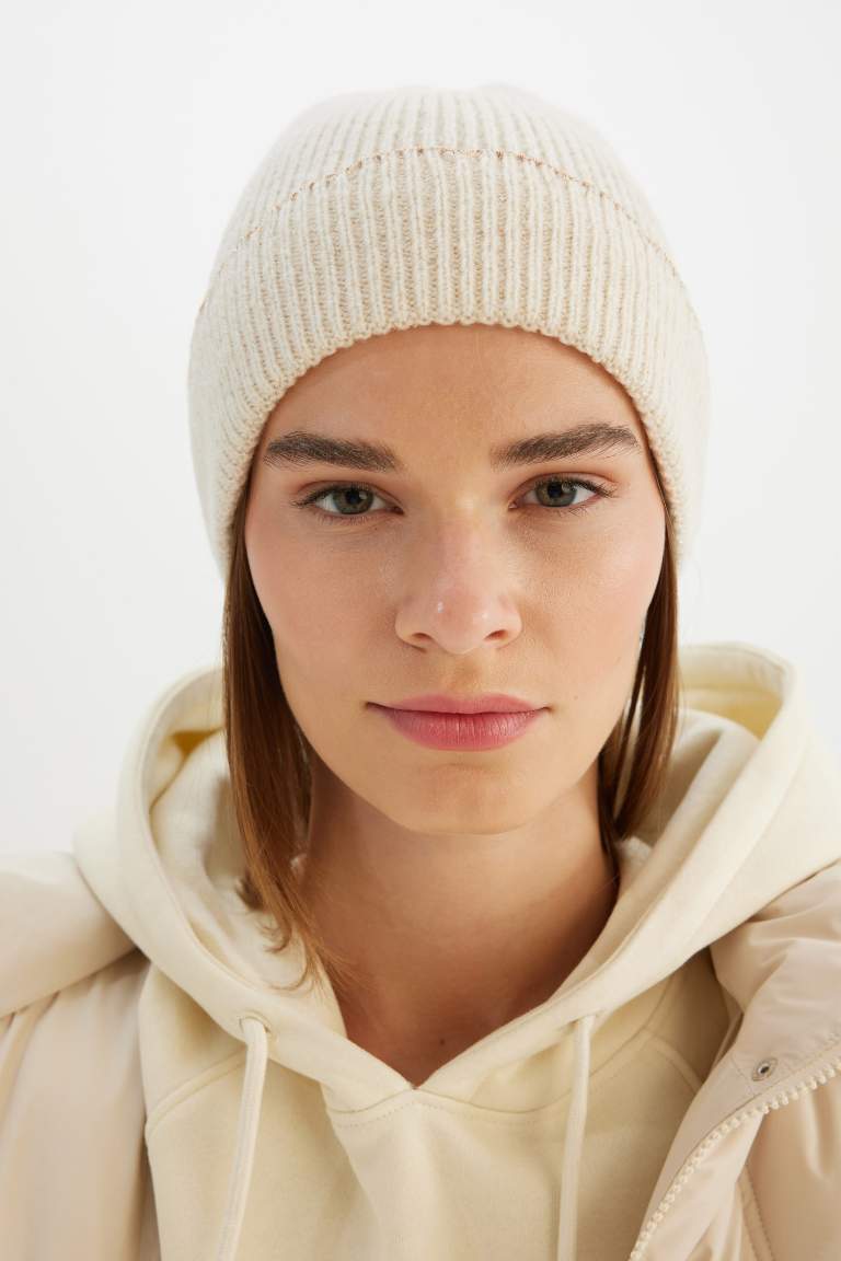 Woman Basic Knit Beanie