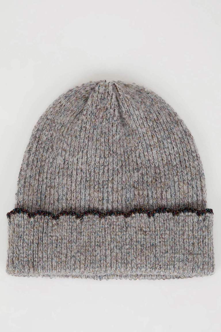 Woman Basic Knitted Beanie