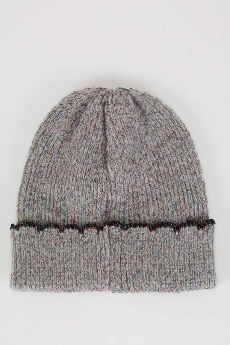 Woman Basic Knitted Beanie