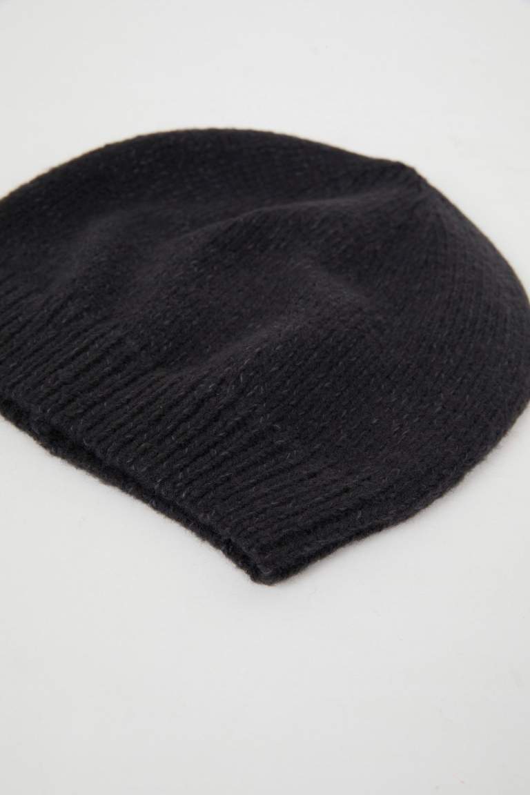 Man Basic Knitted Beanie