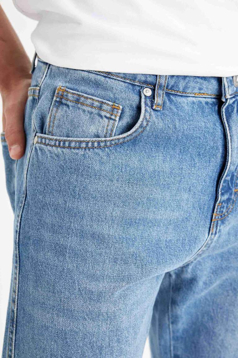 Джинсы Straight Fit прямого кроя со средней талией