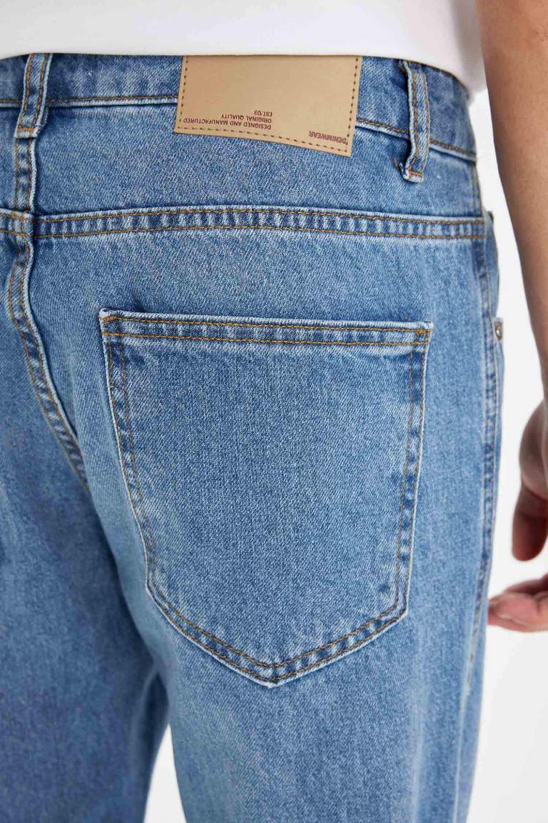 Джинсы Straight Fit прямого кроя со средней талией