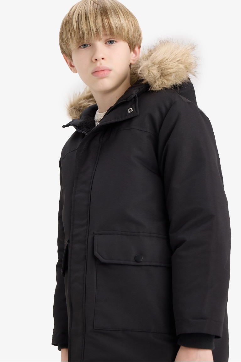 Парка для мальчиков с отстёгивающимся воротником из искусственного меха и капюшоном на плюшевой подкладке.
